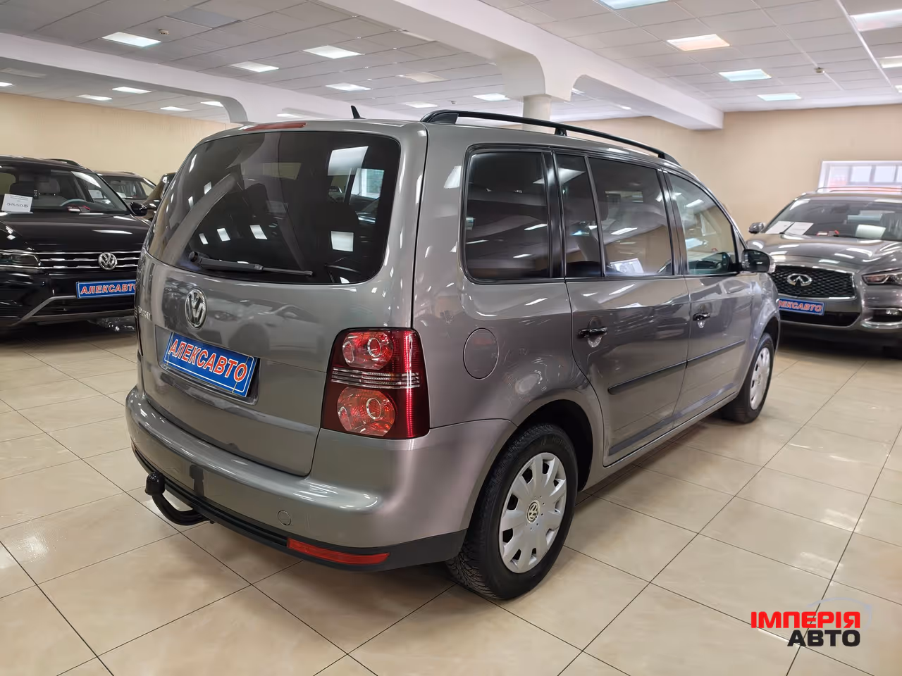 Volkswagen Touran - фото 2