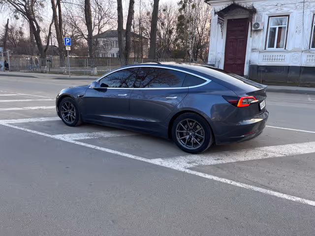 Tesla Model 3 - фото 4