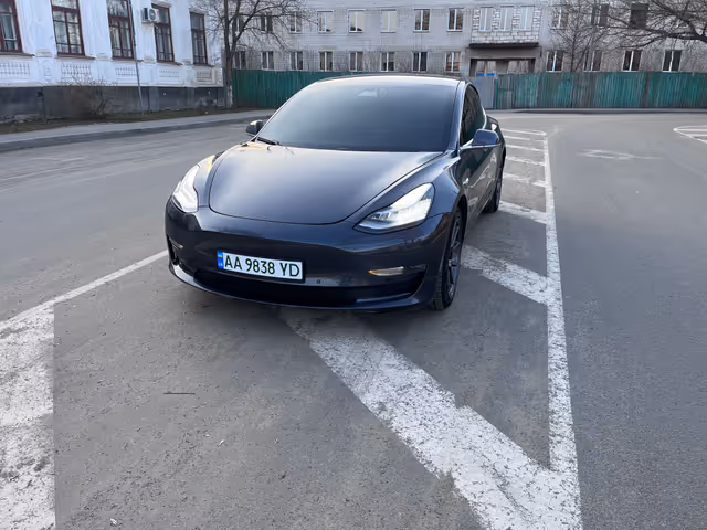 Tesla Model 3 - фото 1