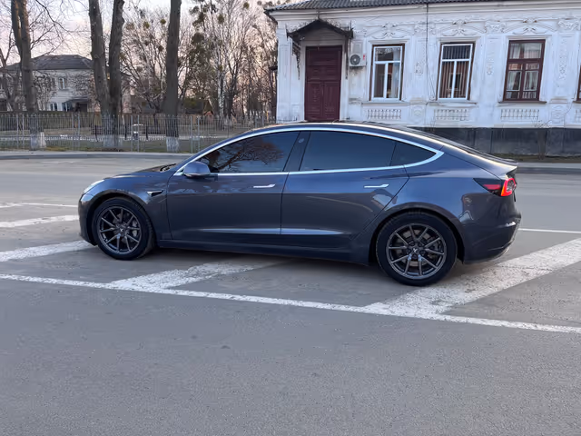 Tesla Model 3 - фото 3