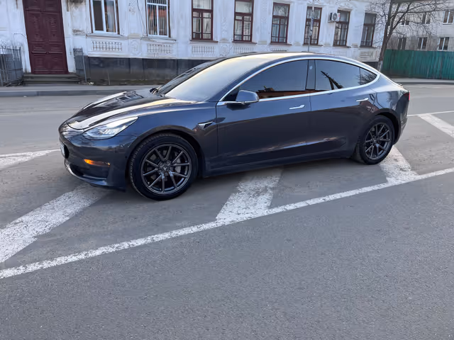 Tesla Model 3 - фото 2