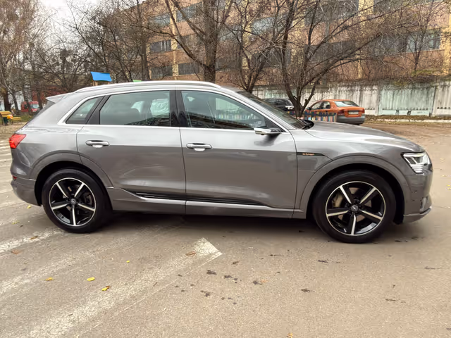 Audi e-tron - фото 5