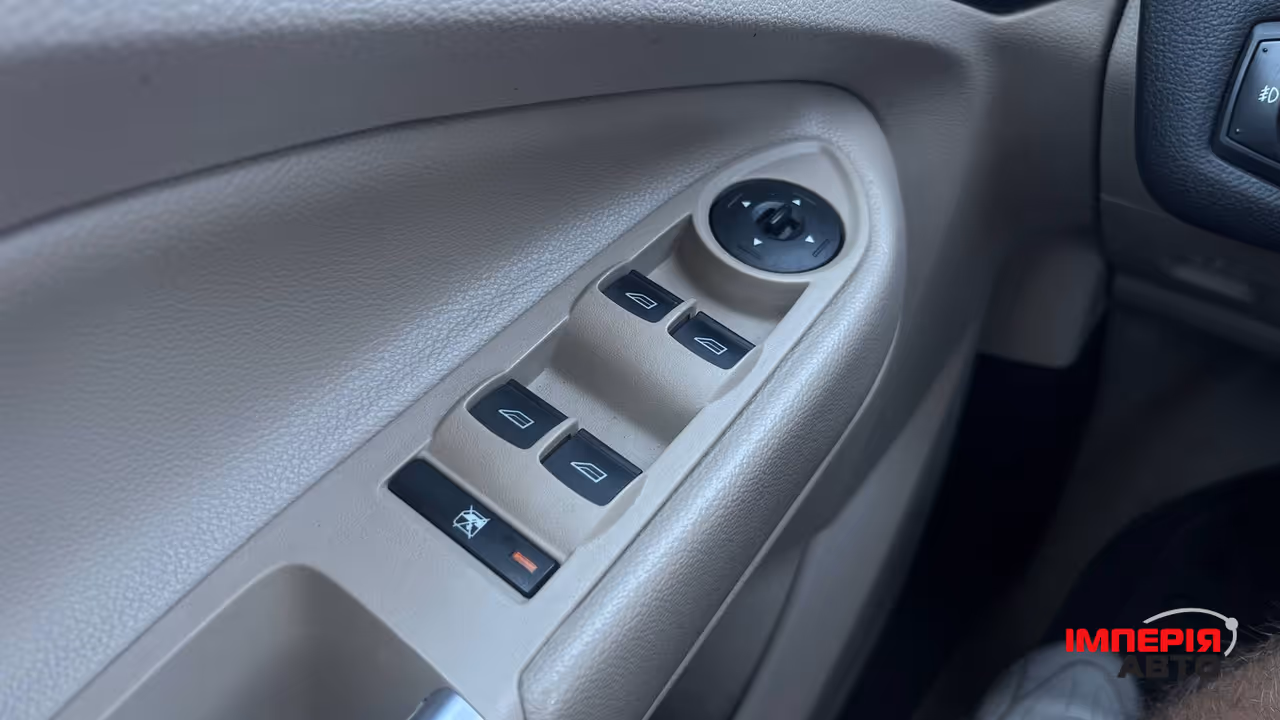 Ford Escape - фото 8