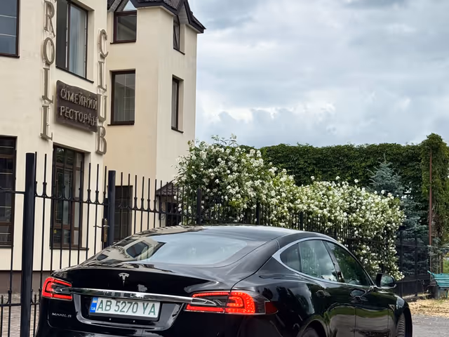Tesla Model S - фото 2