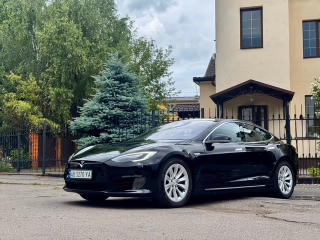 Tesla Model S - фото 1
