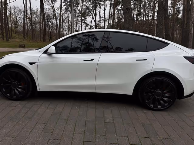 Tesla Model Y - фото 4