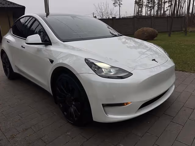 Tesla Model Y - фото 1