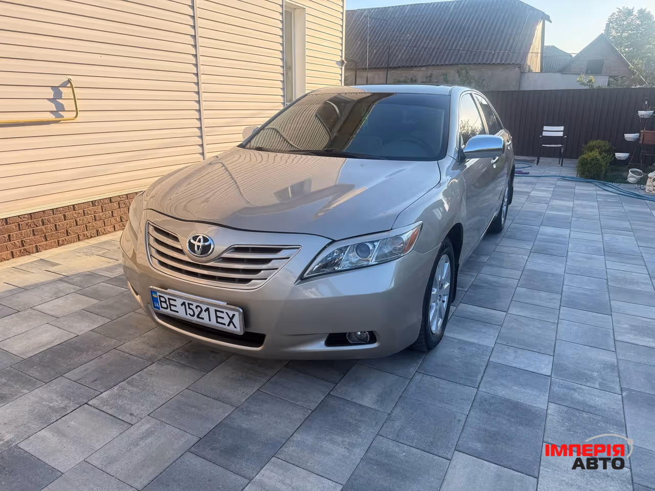 Toyota Camry - фото 1