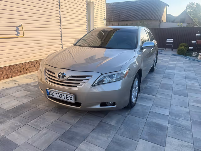 Toyota Camry - фото 1