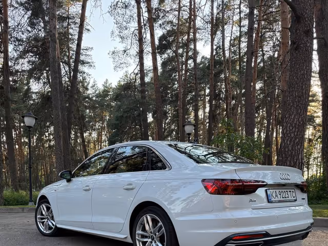 Audi A4 - фото 5