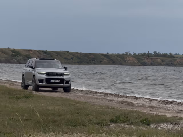 Jeep Grand Cherokee - фото 2