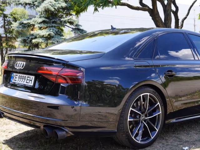 Audi S8 - фото 5