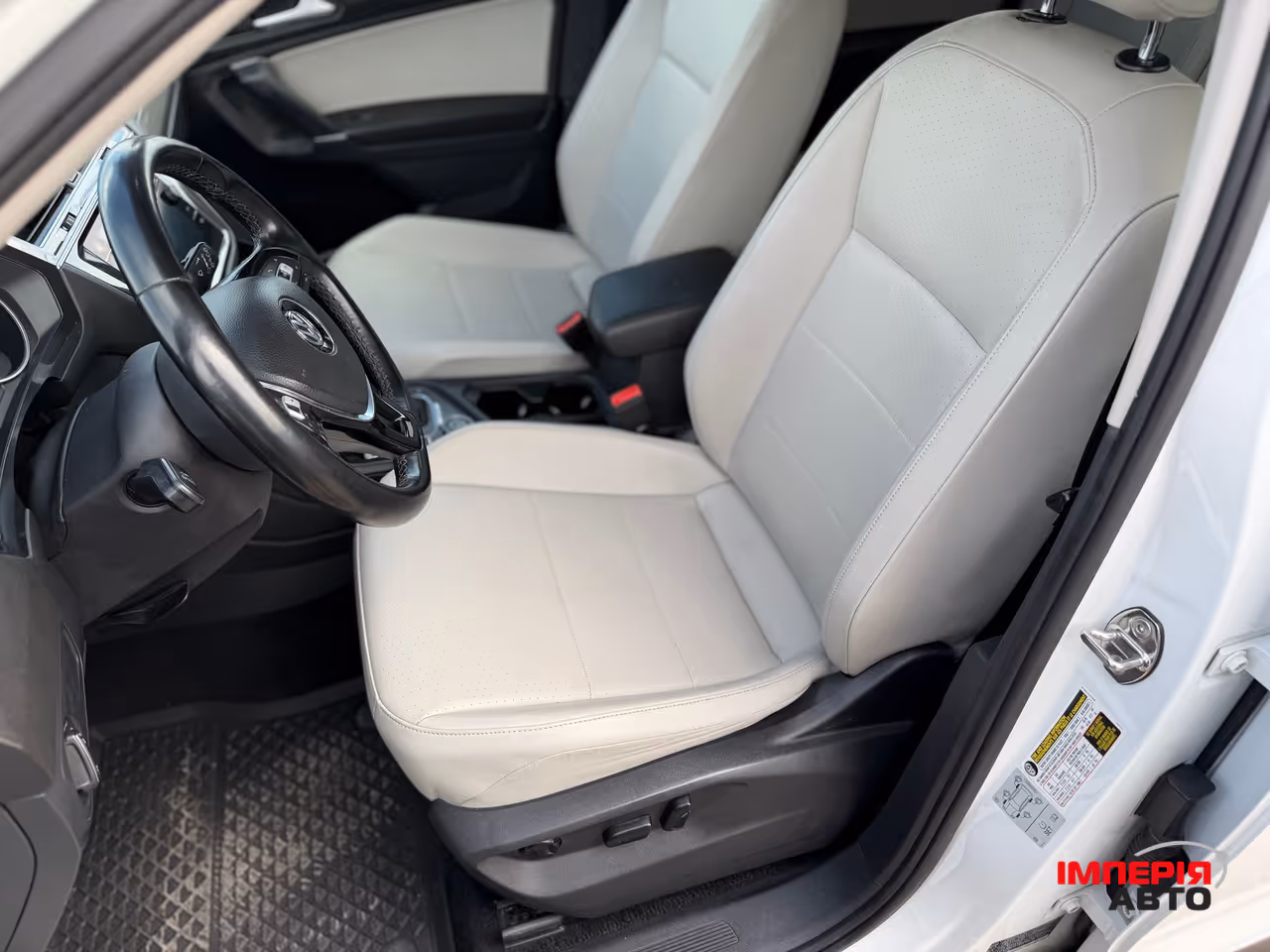 Volkswagen Tiguan - фото 8