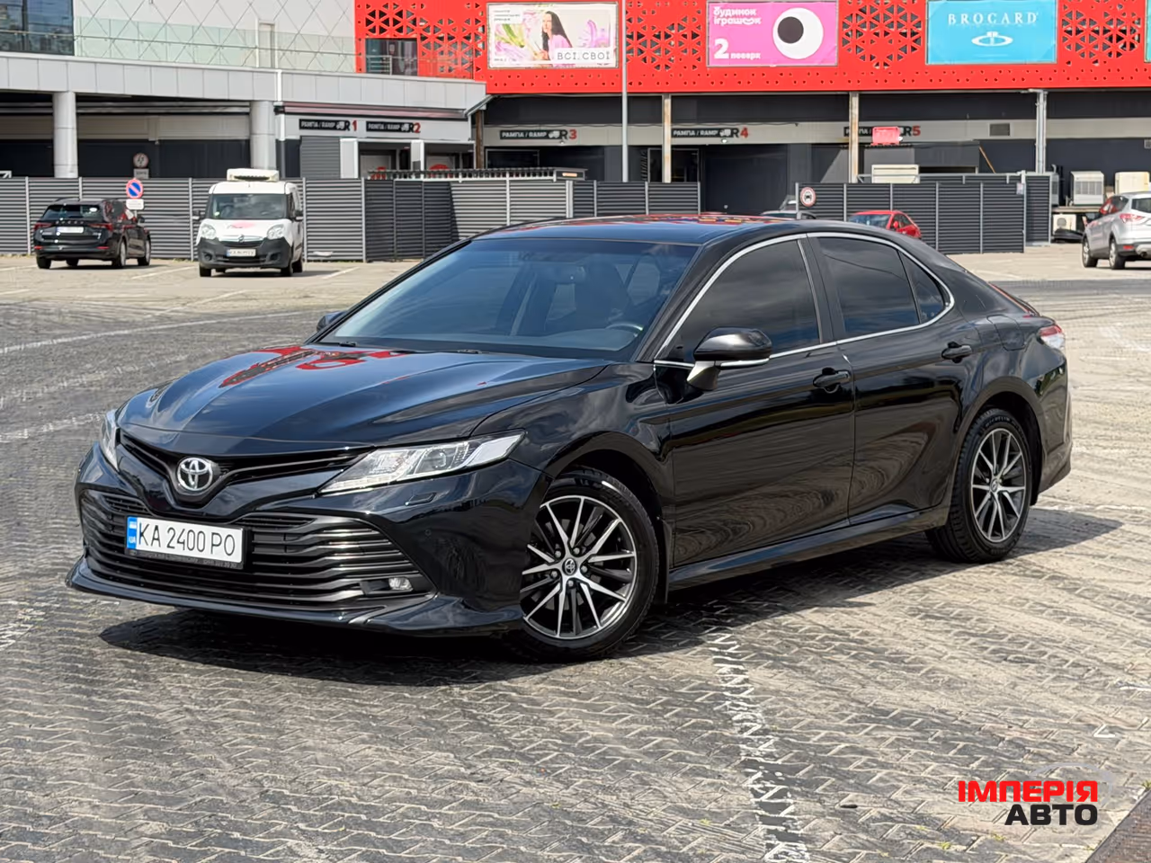 Toyota Camry - фото 1