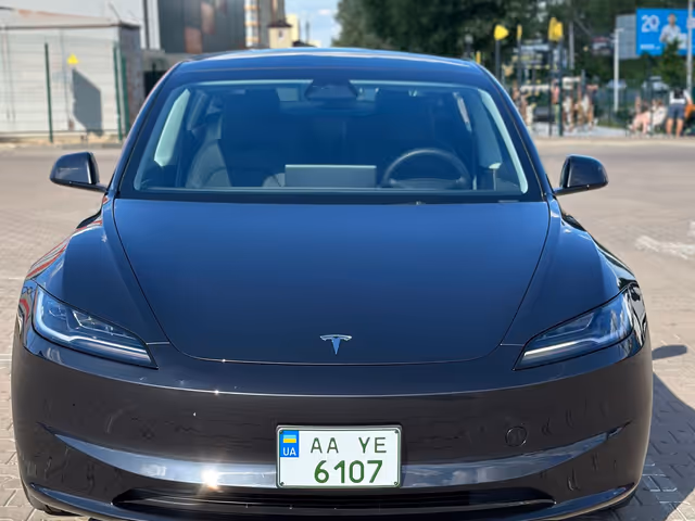Tesla Model 3 - фото 1