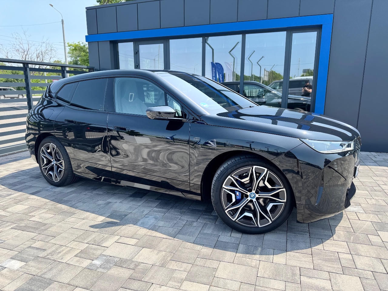 BMW iX - фото 37