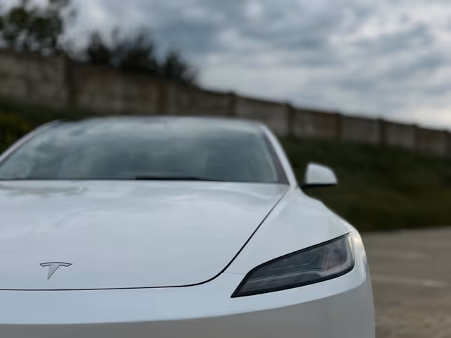 Tesla Model 3 - фото 4