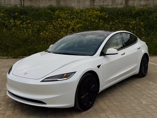 Tesla Model 3 - фото 1