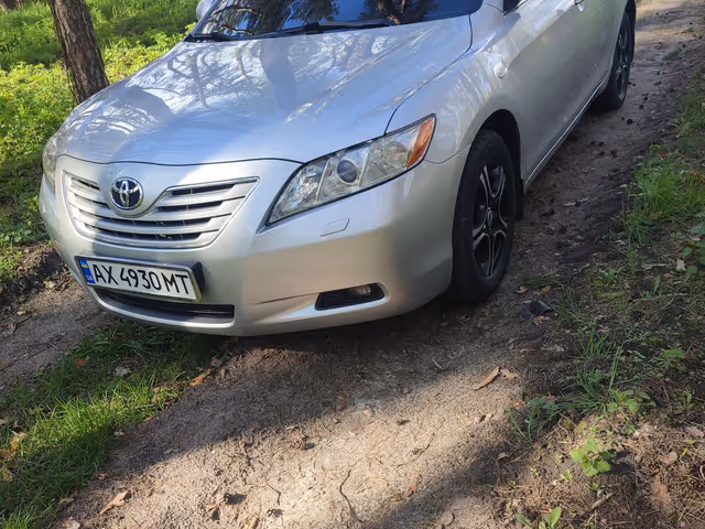 Toyota Camry - фото 1