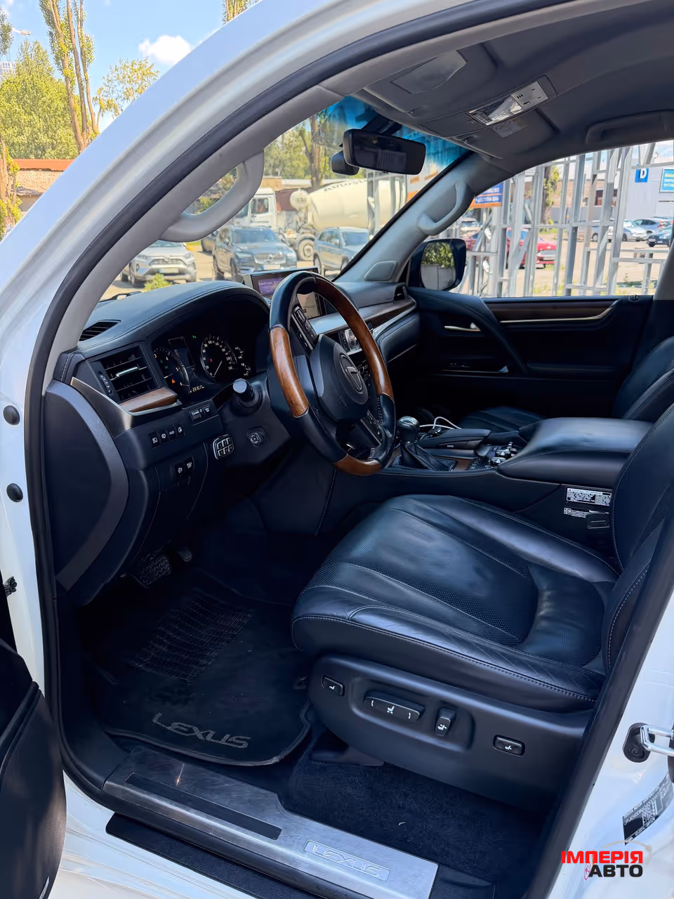 Lexus LX - фото 8