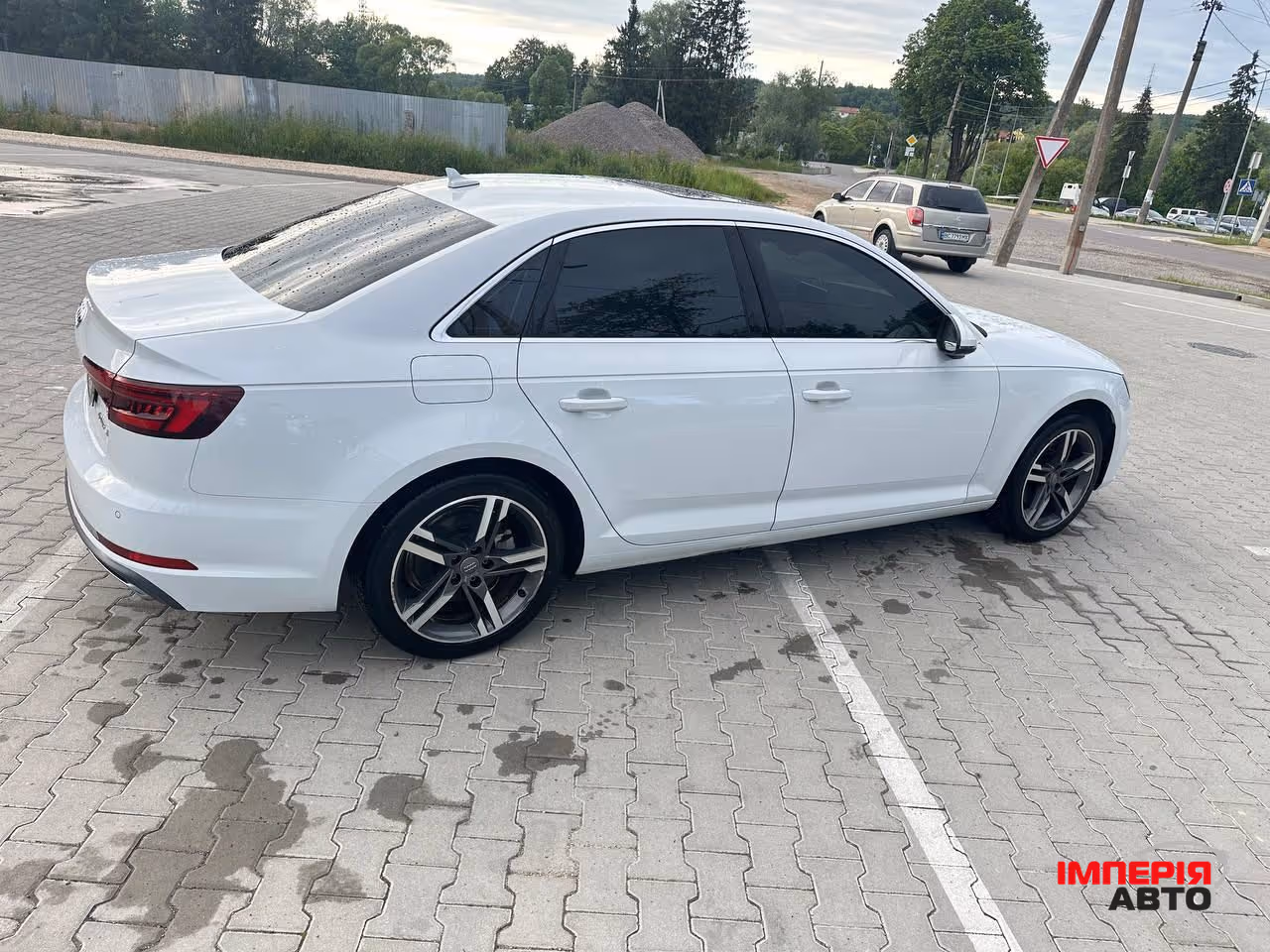 Audi A4 - фото 5