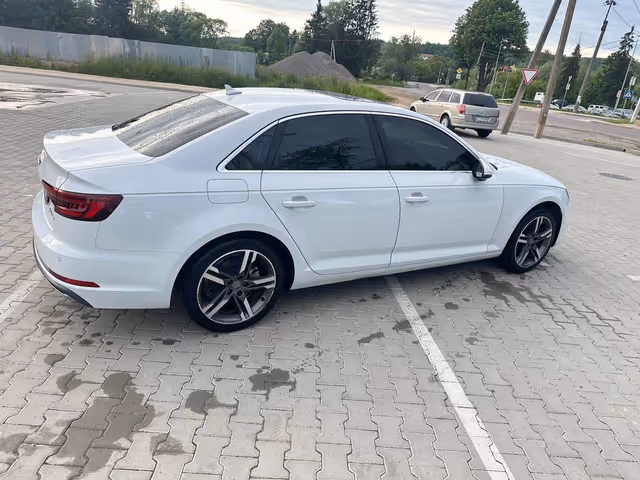 Audi A4 - фото 5