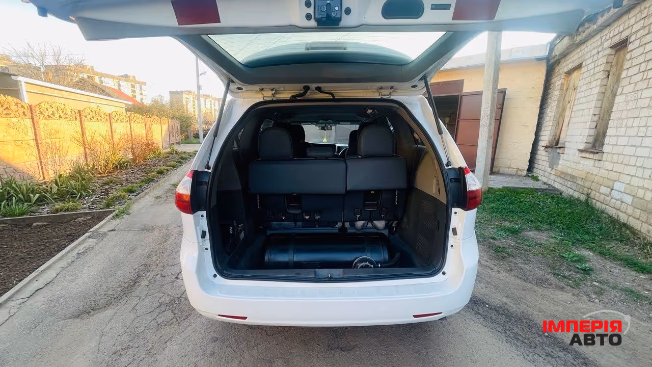 Toyota Sienna - фото 3