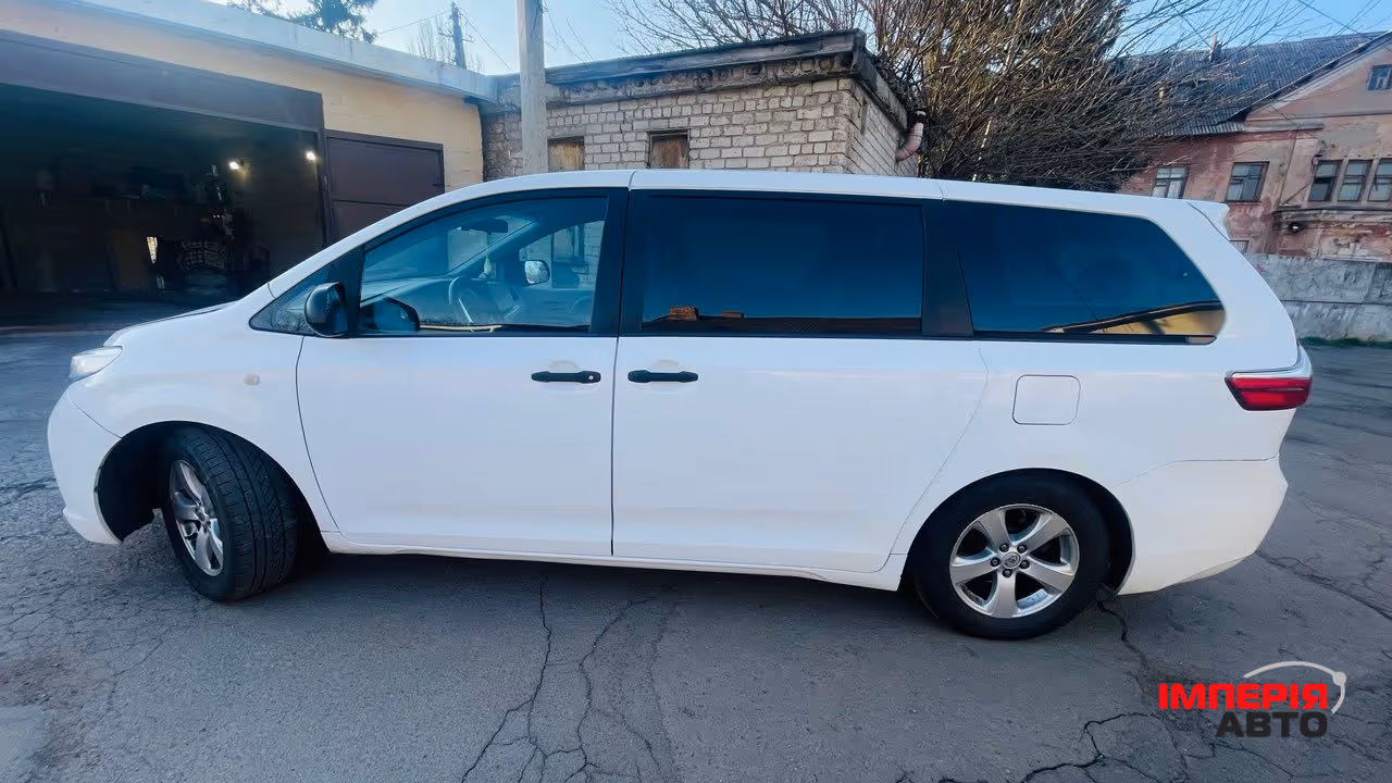 Toyota Sienna - фото 4