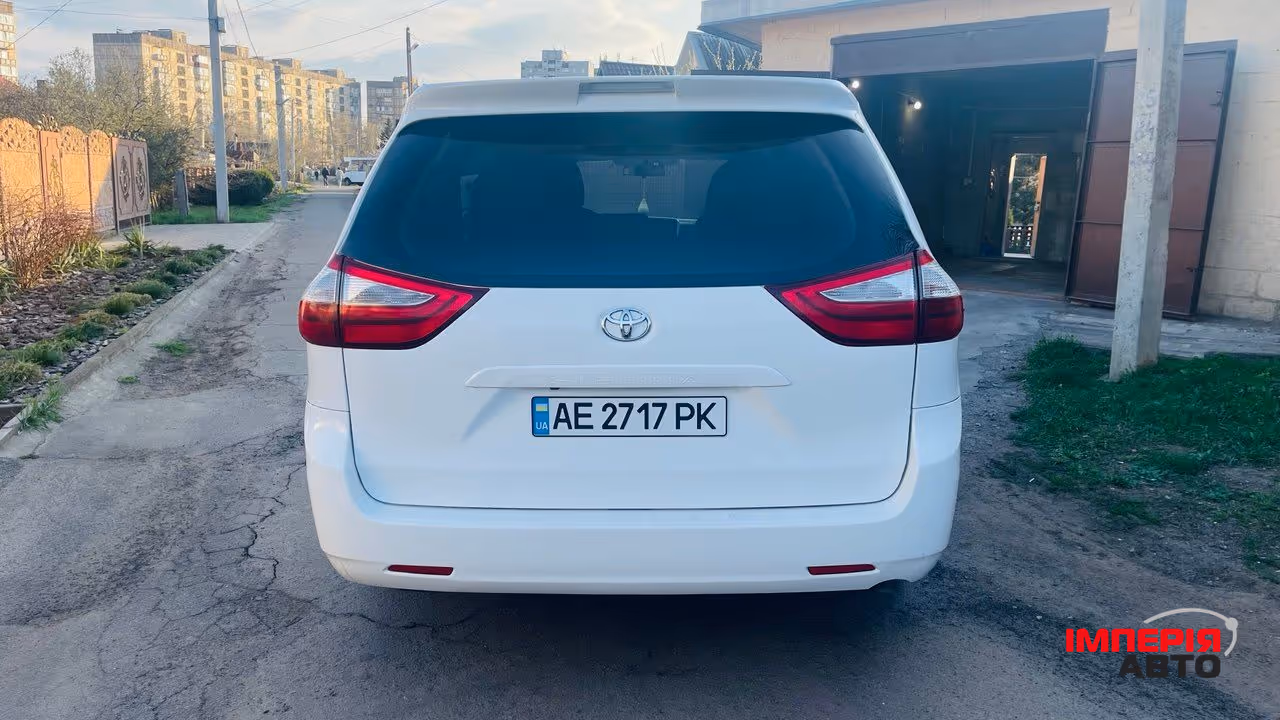 Toyota Sienna - фото 5