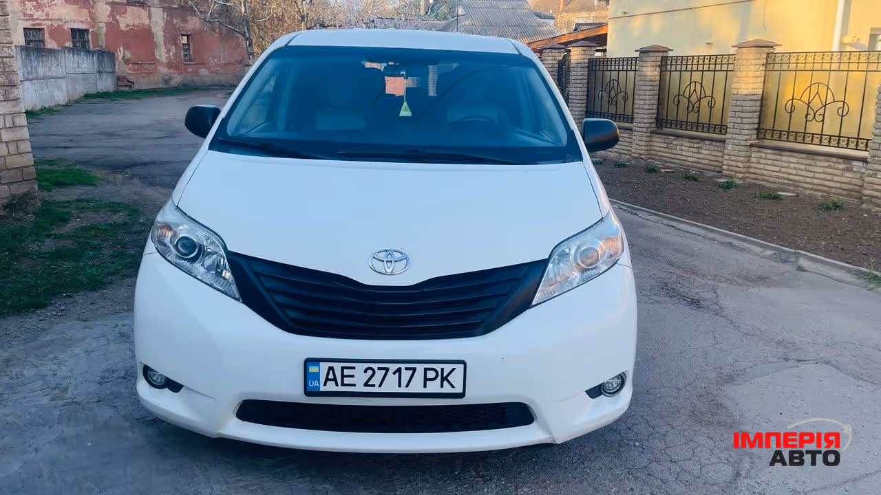 Toyota Sienna - фото 1