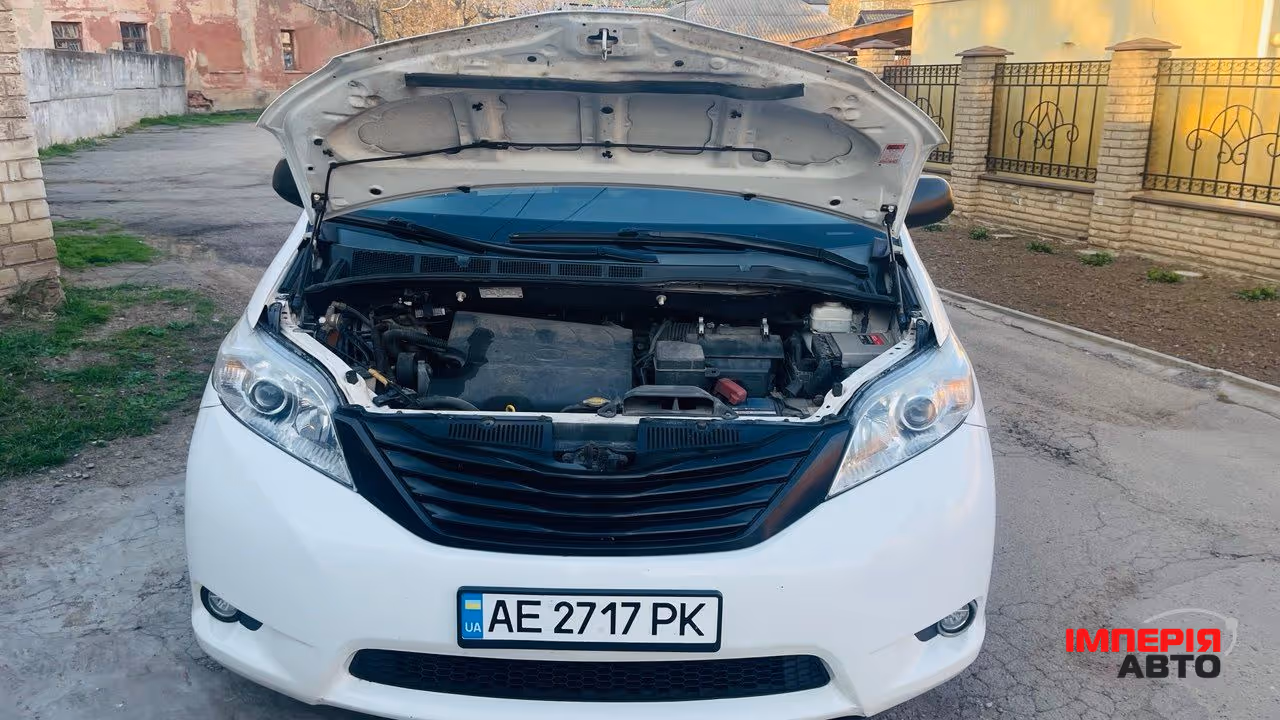 Toyota Sienna - фото 2