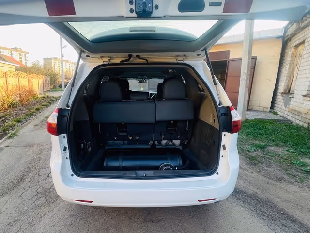 Toyota Sienna - фото 3