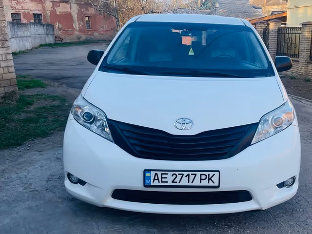 Toyota Sienna - фото 1