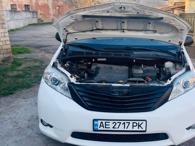 Toyota Sienna - фото 2