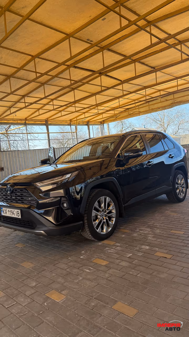 Toyota RAV4 - фото 1