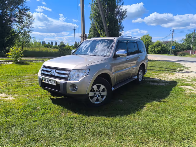 Mitsubishi Pajero - фото 1