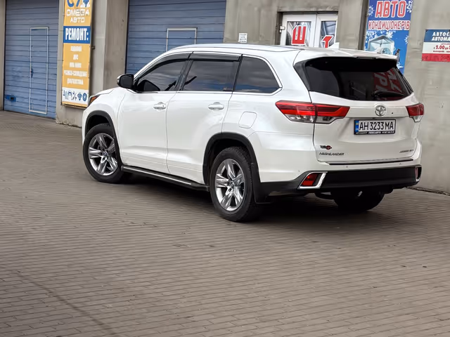 Toyota Highlander - фото 1
