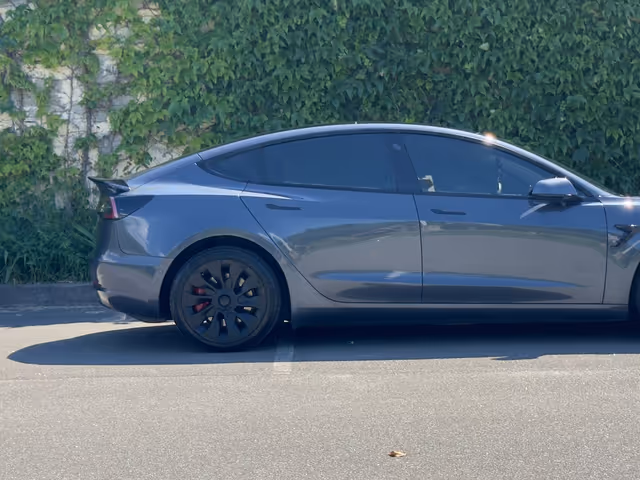 Tesla Model 3 - фото 3