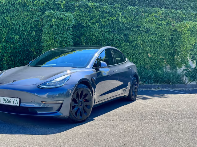 Tesla Model 3 - фото 1