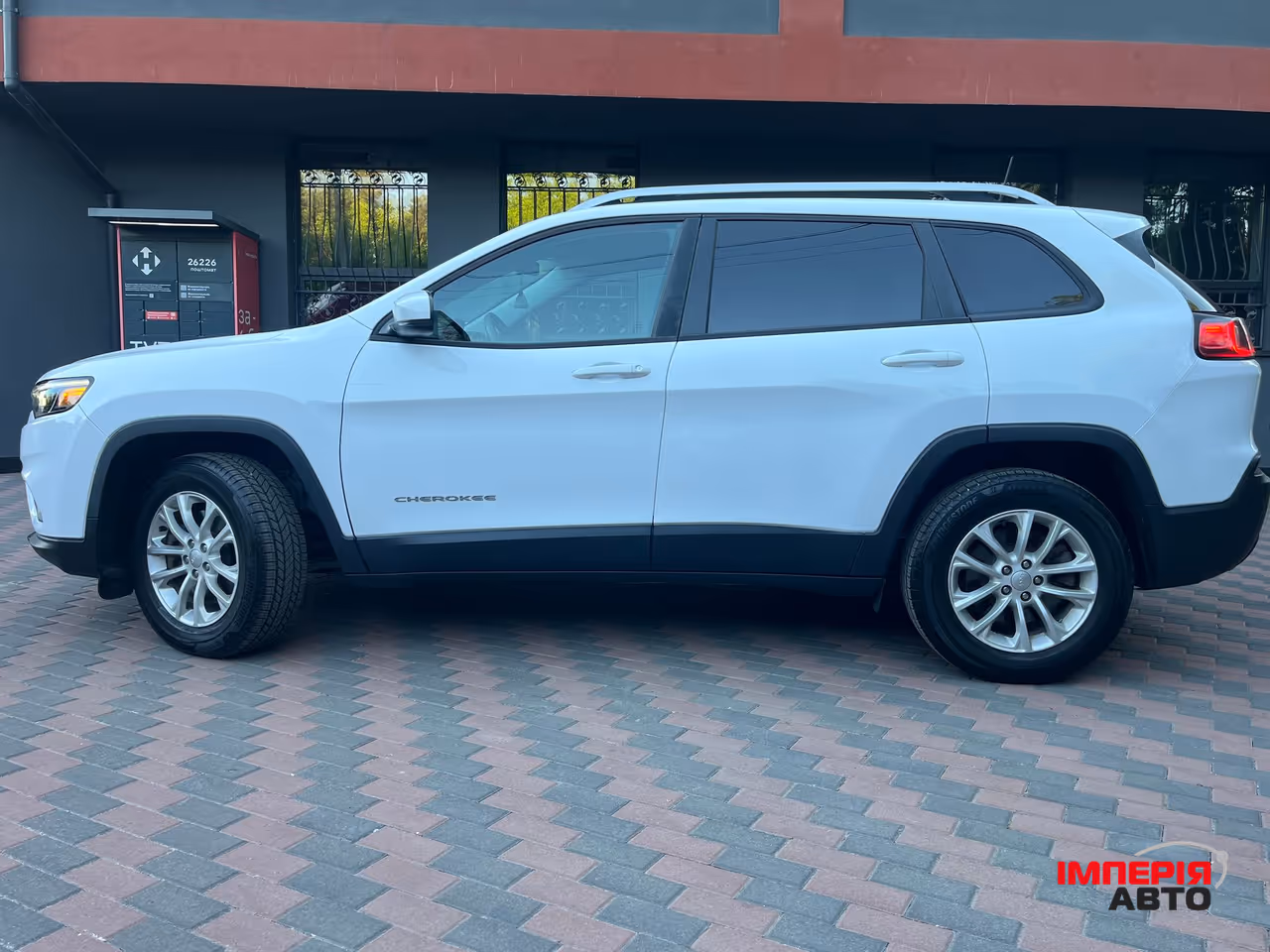 Jeep Cherokee - фото 3