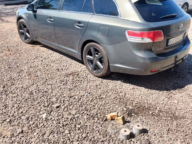 Toyota Avensis - фото 4