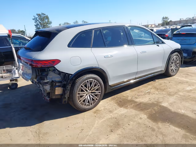 Mercedes-Benz EQS SUV - фото 4