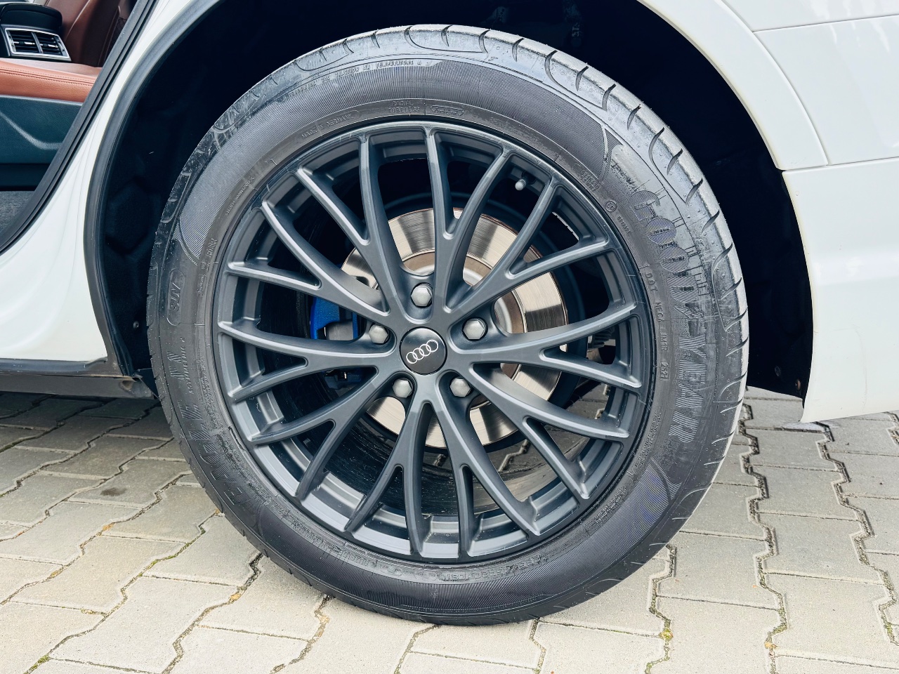 Audi Q7 - фото 10