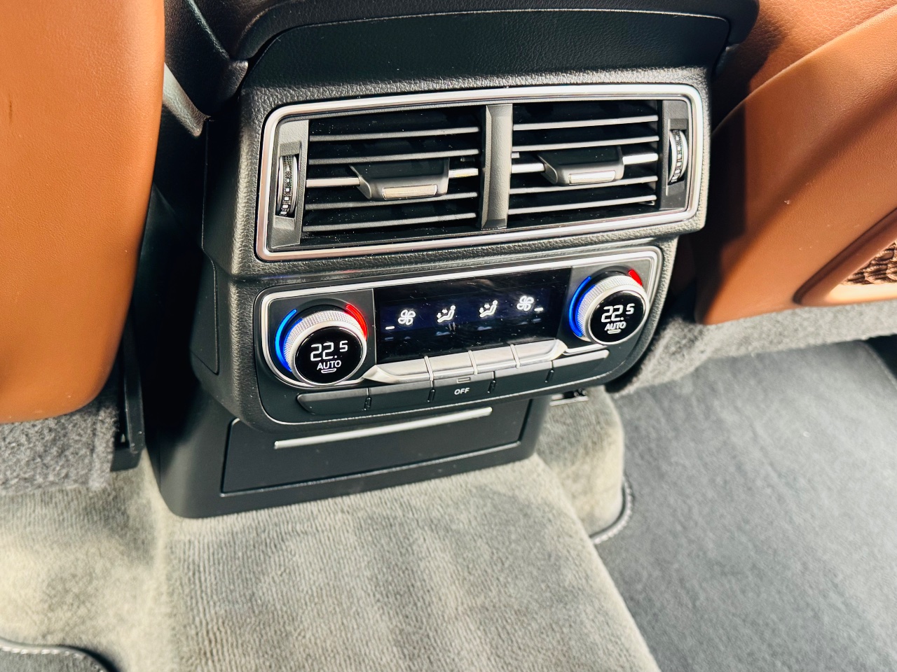 Audi Q7 - фото 11