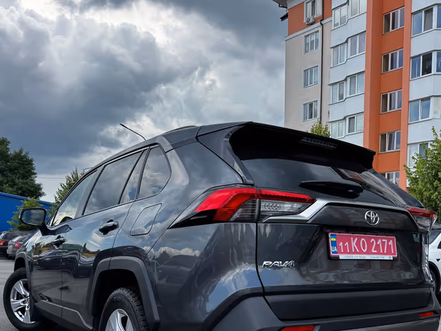 Toyota RAV4 - фото 1