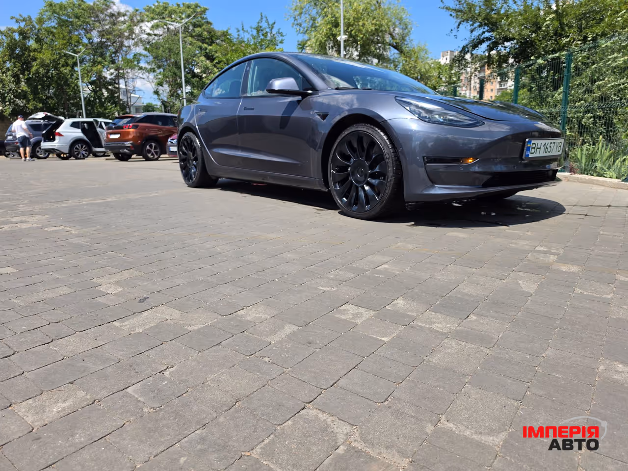 Tesla Model 3 - фото 1