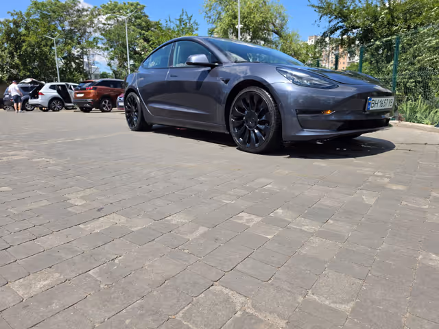 Tesla Model 3 - фото 1