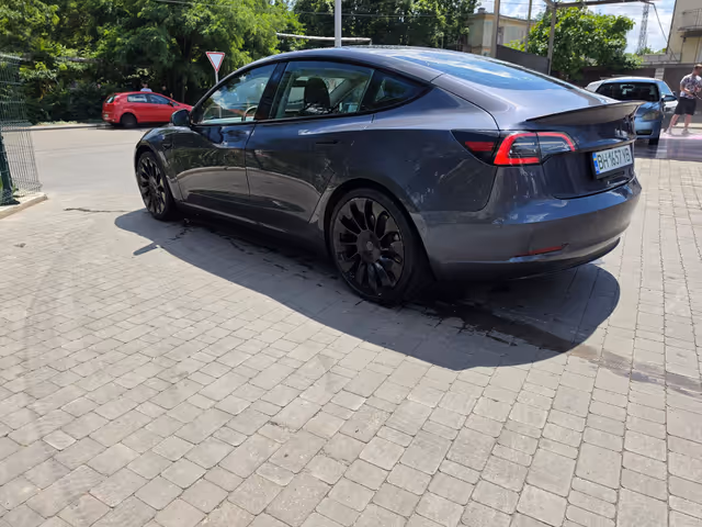 Tesla Model 3 - фото 3