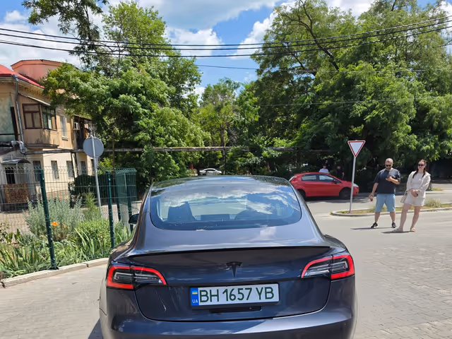 Tesla Model 3 - фото 4