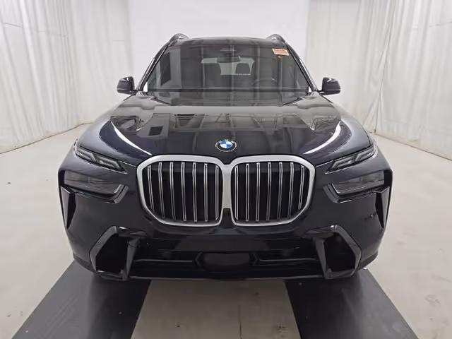 BMW X7 - фото 1